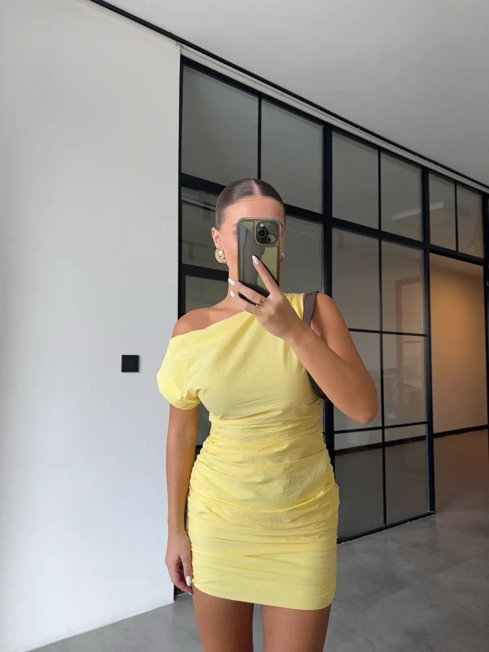 Sarı Omuz Detaylı Drapeli Mini Elbise